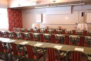 Konferensrum Ängsklockan – exempel med bord och stolar i skolsittning.
